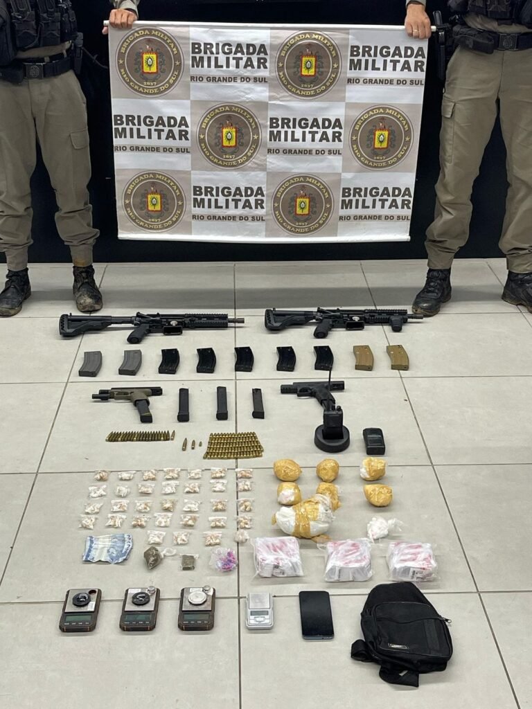 Na noite desta segunda-feira (01/04), a Brigada Militar, através do 18° Batalhão de Polícia Militar prendeu três homens por porte/posse ilegal de arma de fogo de uso restrito e tráfico de entorpecentes em Viamão.