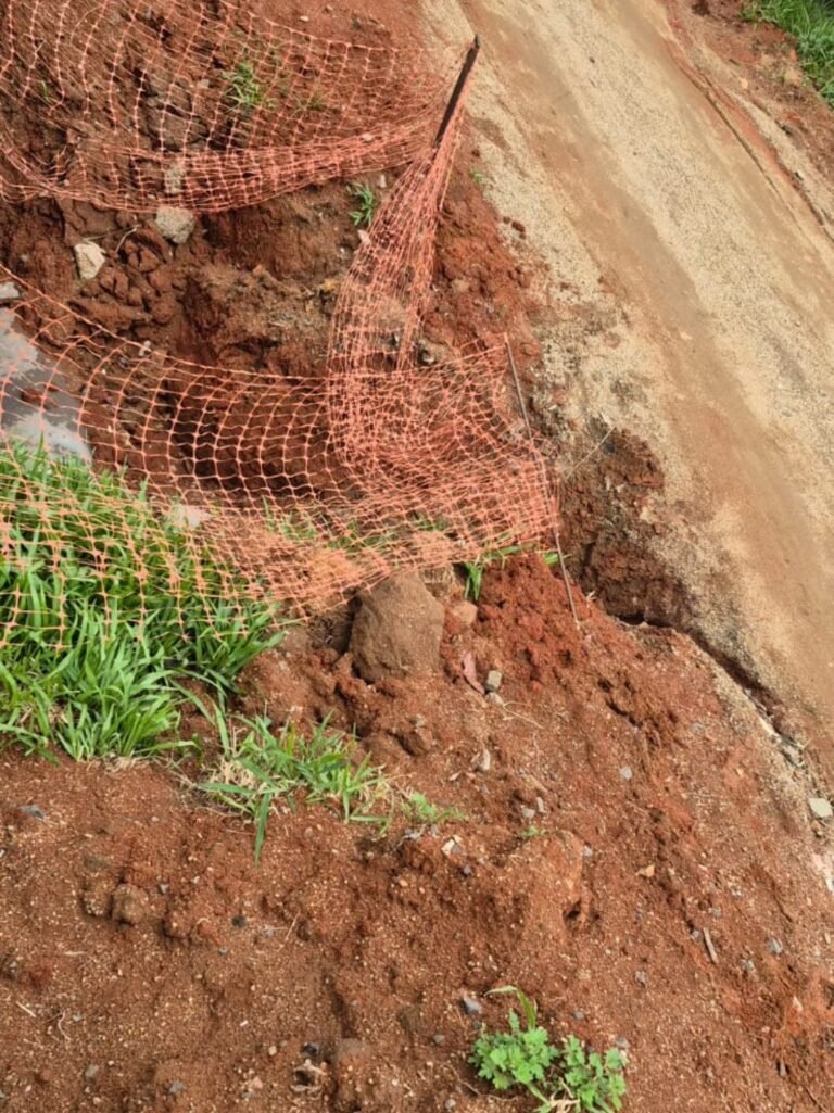 Cratera em obra parada preocupa moradores na São Lucas